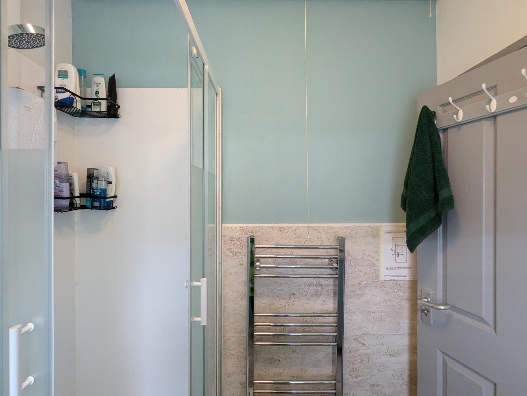R3 - Cozy Small Double - City & Beach Access, Wifi, Free Parking - Self Catering Swansea Eksteriør billede